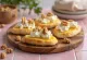 Focaccia cu cremă de nuci și brânză de capră servită