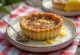 Tarta Treacle cu umplutură de caramel, feliată, servită cu sirop proaspăt de caramel