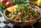 Tabbouleh cu lămâie, servit cu legume proaspete