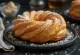 Cronut servit cu zahăr pudră