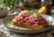 Smørrebrød cu friptură de vită și hrean, servit cu somon afumat și pătrunjel proaspăt