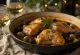 Chicken Marbella servit cu pătrunjel proaspăt