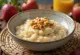 Terci de ovăz cu tapioca servit cu căpșuni proaspete, piersici și presărat cu nucă măcinată