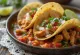 Tacos de Pollo con Salsa Roja servit pe farfurie