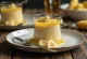 Panna cotta cu banane servită