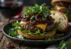 Burger cu oțet balsamic servit pe farfurie