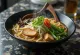 Ramen vegan servit cu tofu, ciuperci shiitake și legume proaspete.
