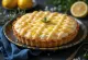 Crostata cu ricotta și coajă de lămâie servită, plăcintă italiană rustică