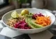 Buddha Bowl cu quinoa și sfeclă servit cu legume proaspete