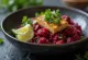 Buddha Bowl cu curry de quinoa și sfeclă servit cu tofu și lime