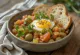 Caponata cu țelină și măsline servită cu vinete și roșii în bol rustic