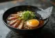 Ramen Tokushima cu supă densă de porc și sos de soia, ou și carne prăjită