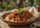 Koshari cu carne afumată, mâncare egipteană din orez, linte și macaroane, în sos bogat de roșii