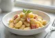 Gnocchi cu șuncă și smântână servit