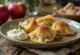 Pierogi polonezi cu mere și scorțișoară serviți cu zahăr pudră și smântână