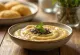 Peanut chutney, decorat cu arahide, fulgi de cocos și coriandru proaspăt