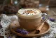 Chai latte cu lavandă în pahar, decorat cu scorțișoară și lavandă