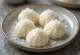 Biluțe Mochi umplute cu cremă de cocos, acoperite cu fulgi de cocos