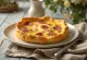 Quiche cu cașcaval afumat și șuncă feliat în prezentare rustică