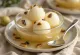 Rasgulla cu smochine, chifteluțe de brânză de vaci plutind în sirop de smochine