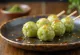 Matcha dango servit cu sirop de sos de soia