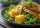 Salată Tamagoyaki, mâncare japoneză cu omletă Tamagoyaki, salată verde, castravete și carne de pui