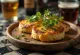 Welsh rarebit cu bere servit, în sos de brânză, pe pâine prăjită