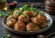 Frikadeller fără gluten servite cu pătrunjel proaspăt
