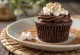 Cupcake cu cremă de ciocolată și bezele proaspăt copt