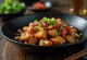 Pui în stil Sichuan servit cu orez