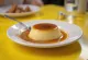 Flan cu scorțișoară servit pe o farfurie frumoasă