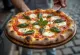 Pizza cu brânză de capră proaspăt coaptă
