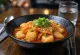 Kimchi tteokbokki - prăjituri de orez coreene servite cu kimchi picant și semințe de susan