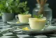 Panna cotta cu busuioc servită în pahar de sticlă