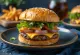 Burger cu brânză Cheddar cu chiftea suculentă și brânză topită