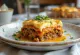 Moussaka cu carne tocată, cu straturi de carne și brânză