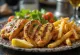 Farfurie Gyros servită colorat cu carne, cartofi prăjiți și legume proaspete