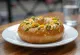 Bagel proaspăt copt cu flori de portocal și fistic