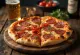 Pizza Diavola extra picantă cu dublu chili servită