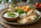 Platou proaspăt de meze cu tzatziki cremos, humus, brânză feta și legume