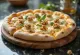 Pizza proaspăt coaptă cu brânză de capră, miere și nucă