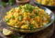 Salată de quinoa prebiotică picantă servită cu coriandru proaspăt și legume