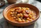 Fabada con lacón servită, bogată în cărnuri afumate și fasole