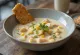 Chowder clasic cremos servit cu pește afumat și porumb