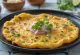 Rice chilla servită cu legume și condimente