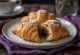 Croissant cu lichior de cafea servit