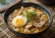 Arroz Caldo servit cu ou, ca un terci de orez mătăsos cu pui și ceapă verde