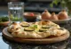 Pâine naan cu dovlecei la grătar servită