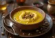 Kesar phirni servit, desert de orez cu șofran decorat cu migdale și fistic