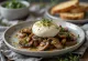 Burrata servită cu ciuperci prăjite, stropită cu oțet balsamic, cu pâine prăjită